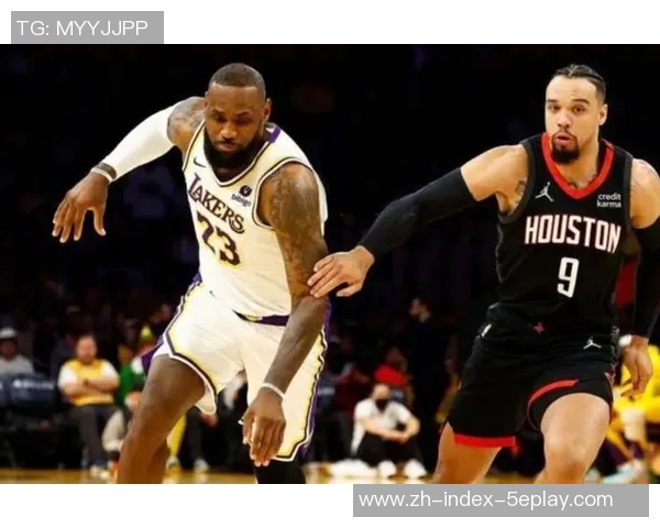 湖人对阵热火激战正酣球迷热情高涨现场氛围火爆